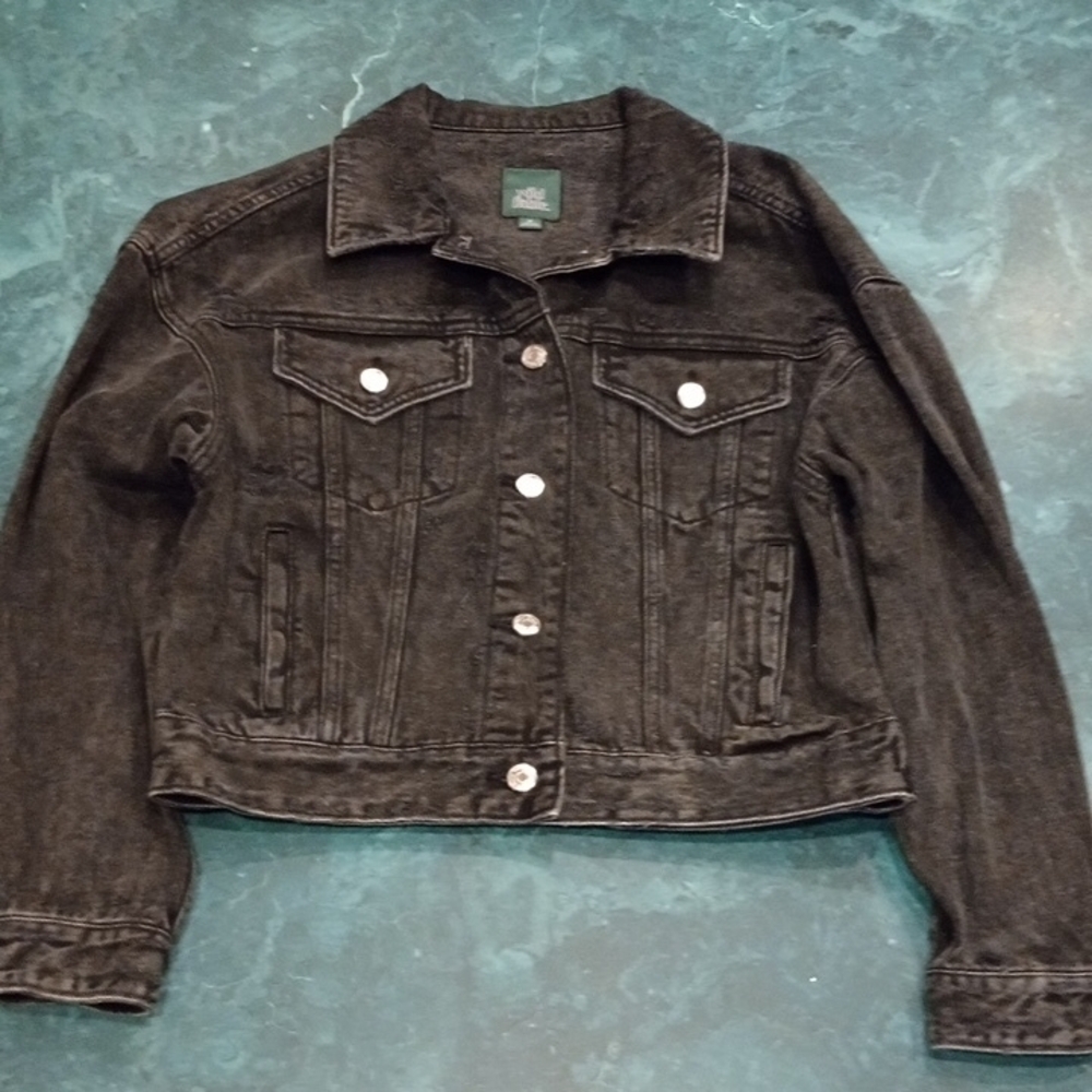 Classic Black Jean Jacket with Pointed Collar